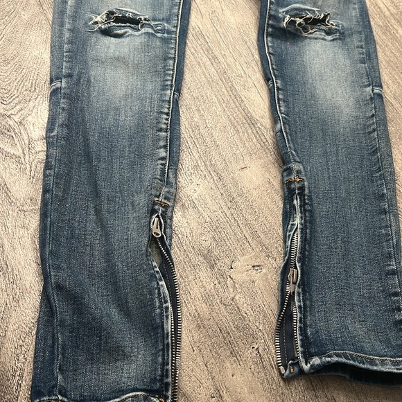 Mens MNML skinny stretch denim with zippered bottoms and knee slits. Size 31 - Picture 2 of 4